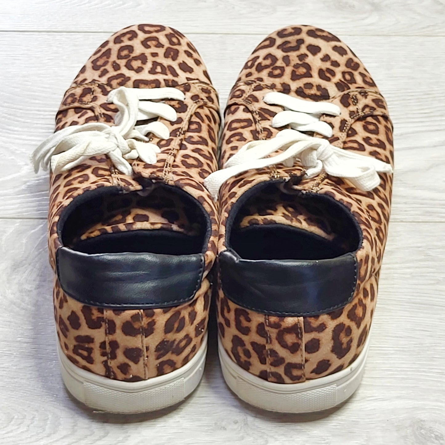 House of Harlow leopard print shoes, size 10, good condition