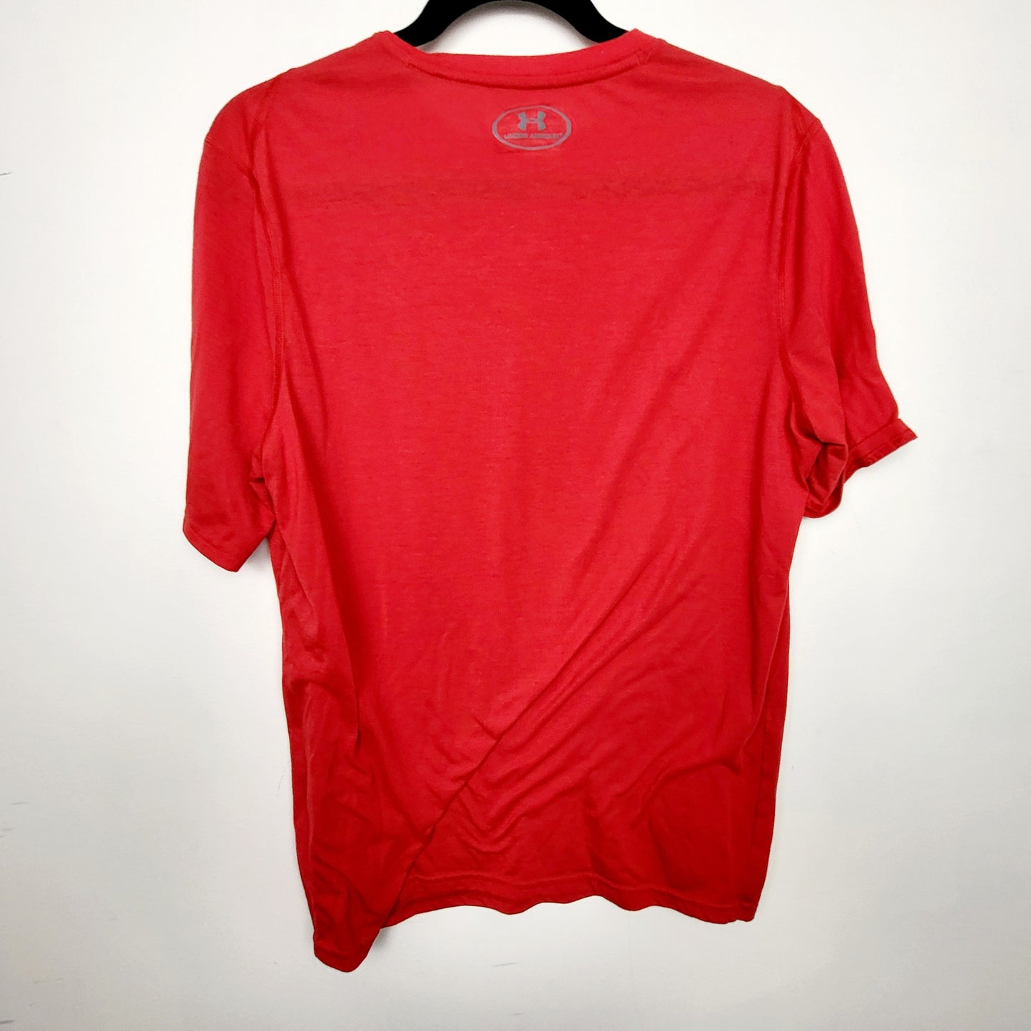 JKZ1 - Under Armour red loose fit heat gear t-shirt. Size medium