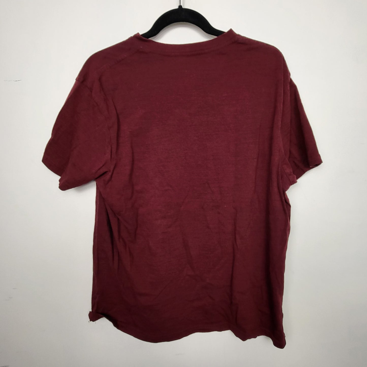 JKZ1 - Urban Heritage burgundy v-neck t-shirt. Size medium
