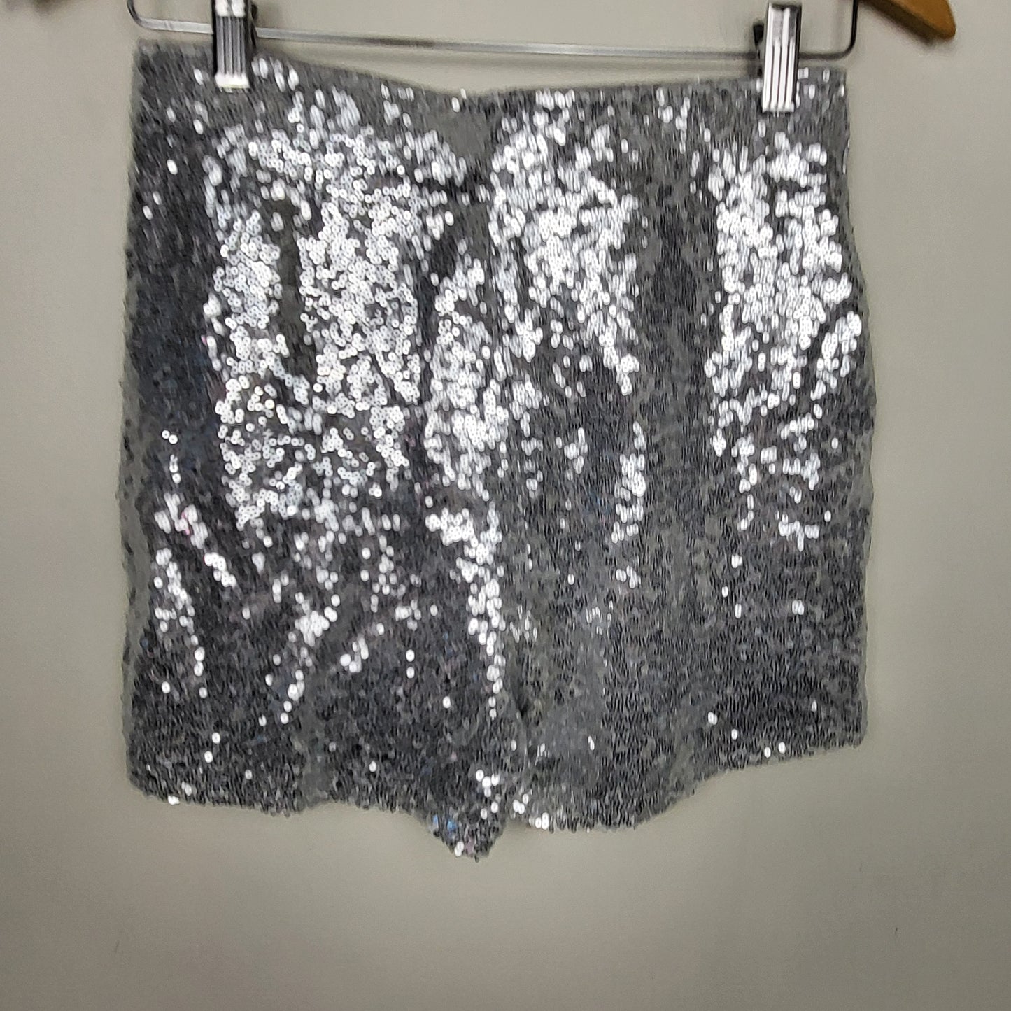 JKZ1 - NEW - Vero Moda silver sequin high rise shorts. Size small