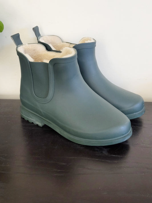 Penningtons Wide-Width Faux-Fur Lined Chelsea Rain Boots in matte sage green | Size 8WW