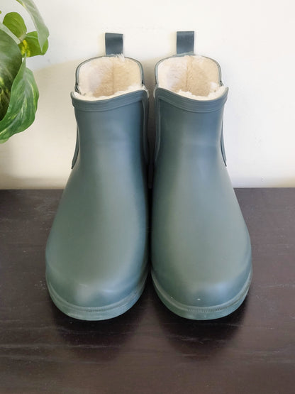 Penningtons Wide-Width Faux-Fur Lined Chelsea Rain Boots in matte sage green | Size 8WW