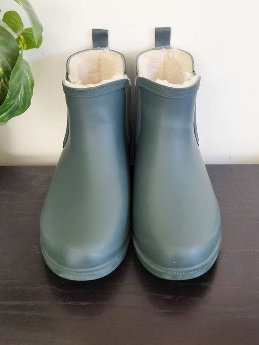 Penningtons Wide-Width Faux-Fur Lined Chelsea Rain Boots in matte sage green | Size 8WW