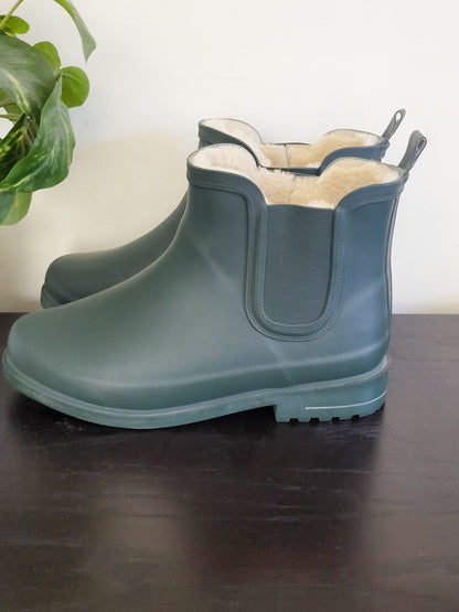 Penningtons Wide-Width Faux-Fur Lined Chelsea Rain Boots in matte sage green | Size 8WW