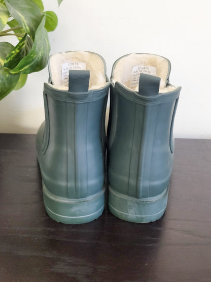 Penningtons Wide-Width Faux-Fur Lined Chelsea Rain Boots in matte sage green | Size 8WW