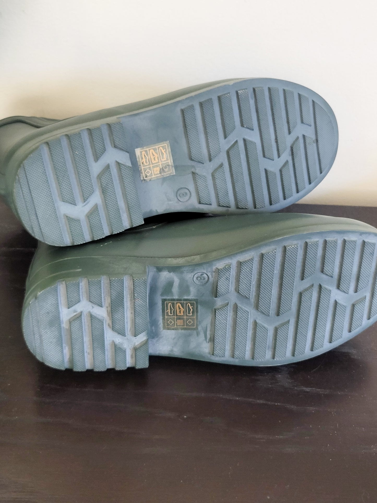 Penningtons Wide-Width Faux-Fur Lined Chelsea Rain Boots in matte sage green | Size 8WW