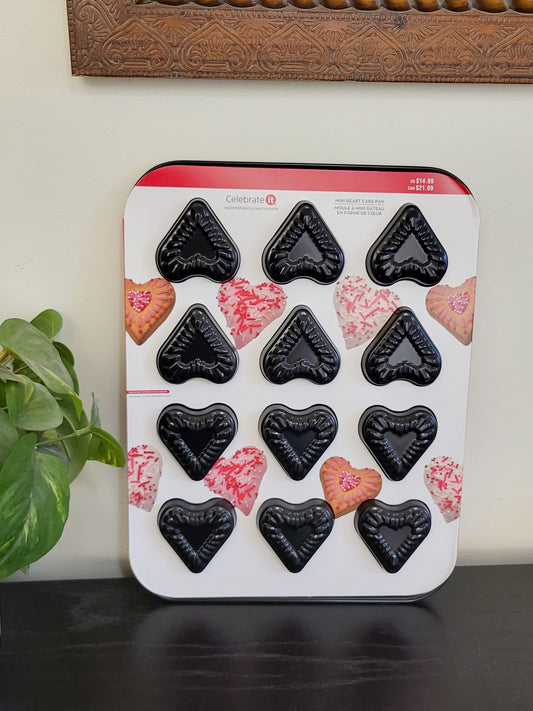 NEW - Celebrate It mini heart cakes pan