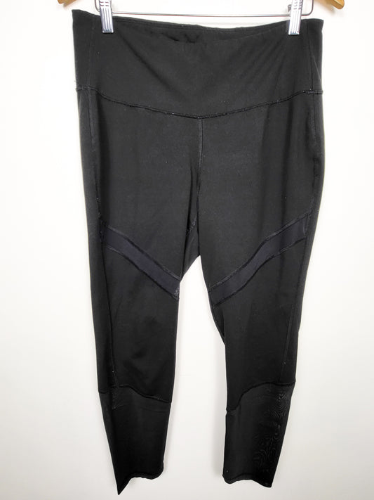 Old Navy black cropped active leggings with mesh cut-outs | Size XL