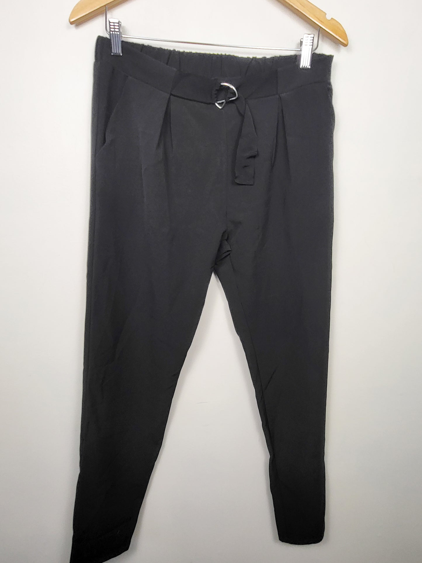 Color Thred black tapered pleated trousers | Size LARGE