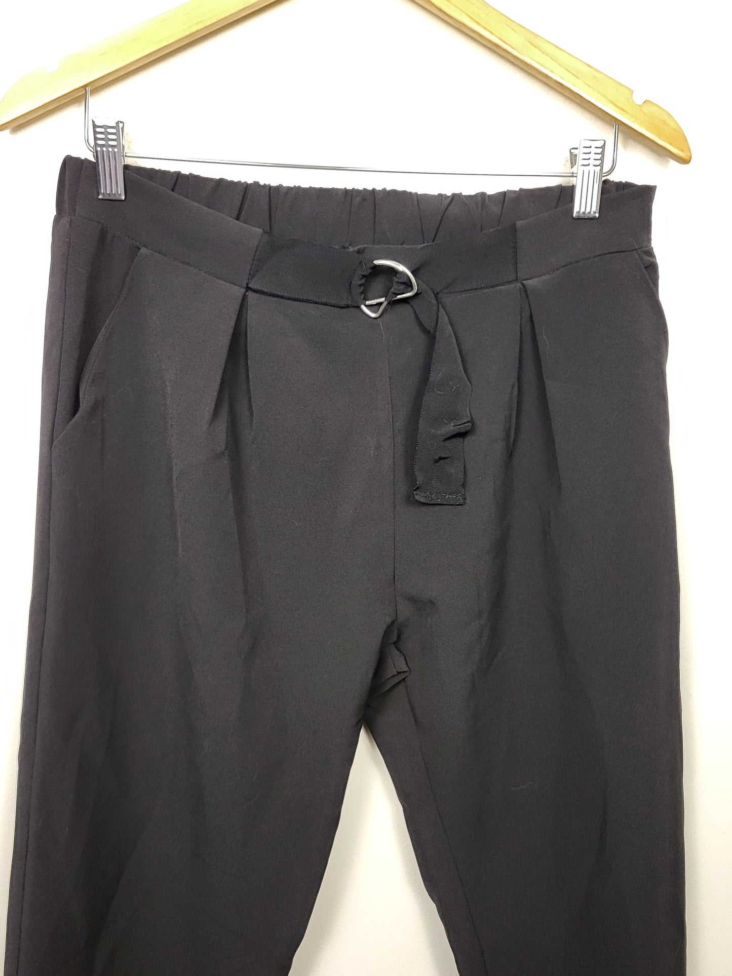 Color Thred black tapered pleated trousers | Size LARGE