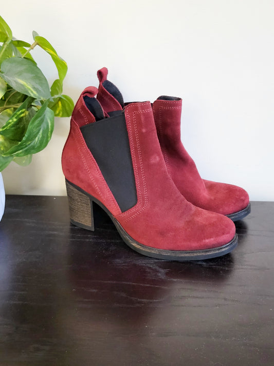 Bos. and Co Bellini Waterproof Chelsea Suede Ankle Boots | Size 40 (US size 9 to 9.5)
