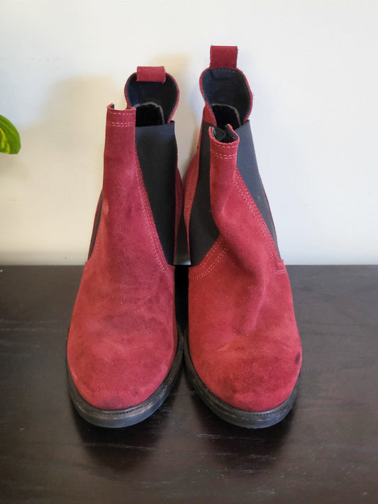 Bos. and Co Bellini Waterproof Chelsea Suede Ankle Boots | Size 40 (US size 9 to 9.5)