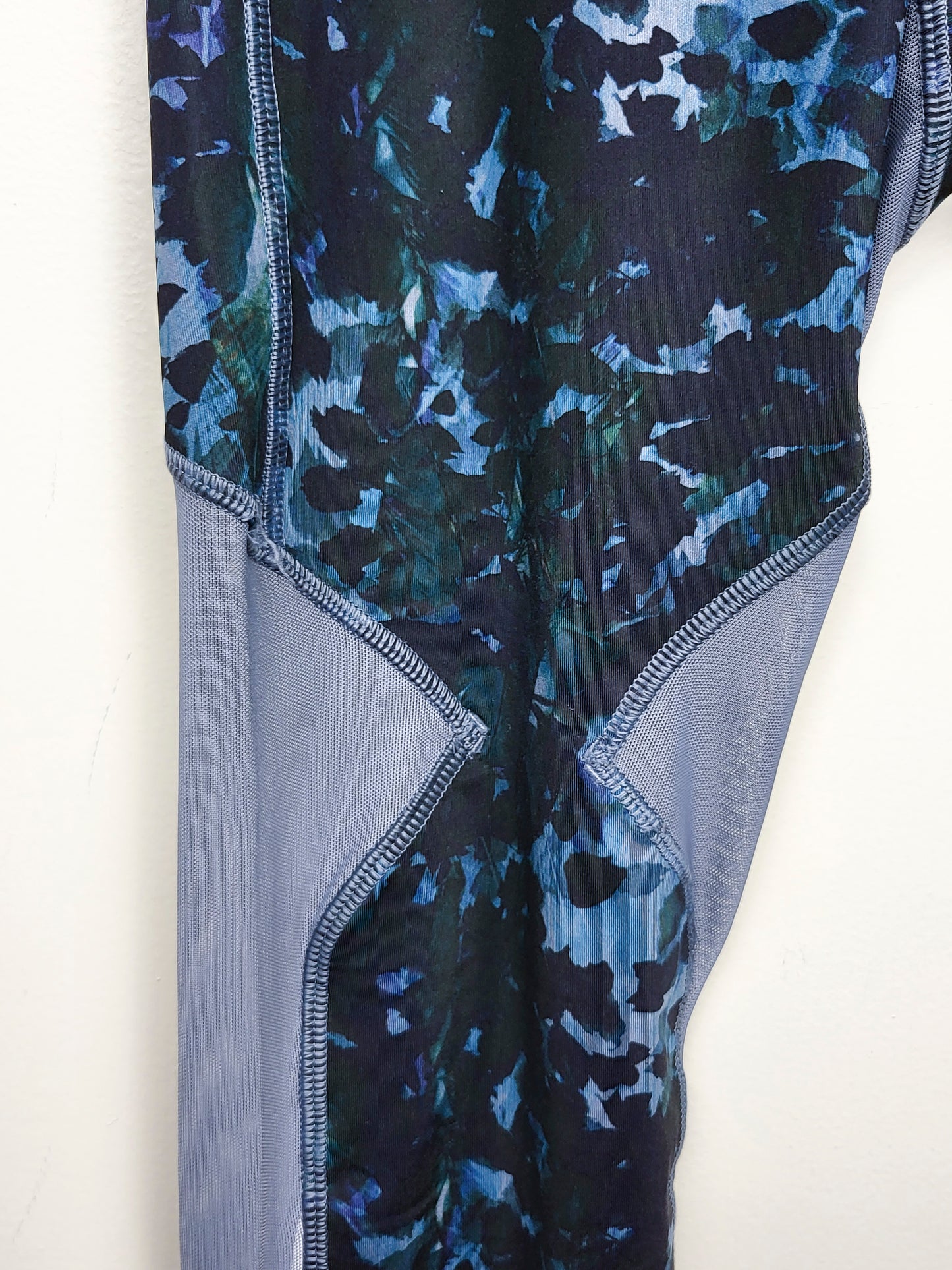 Lululemon Running in the City 7/8 Tights in Floral Backdrop Blue Denim Multi colorway | Size 8