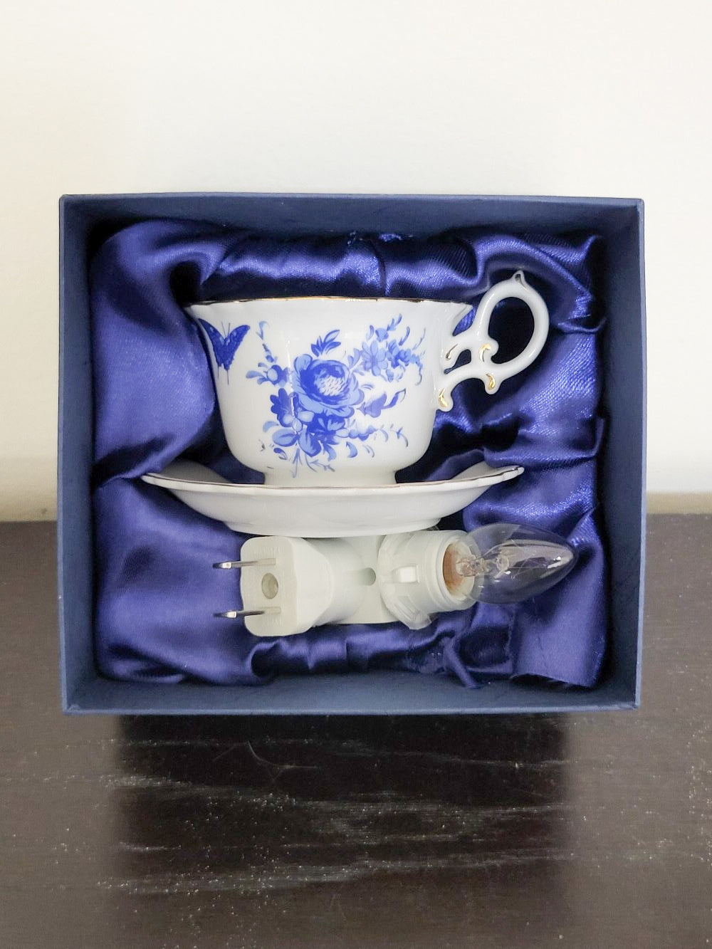 NEW - vintage-style porcelain teacup and saucer plug-in night light