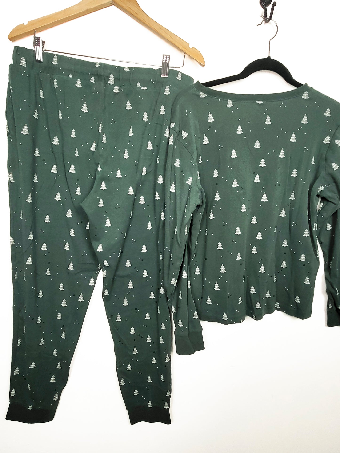 PL by Petit Lem forest green 2pc Pajamas with Christmas trees | Size LARGE