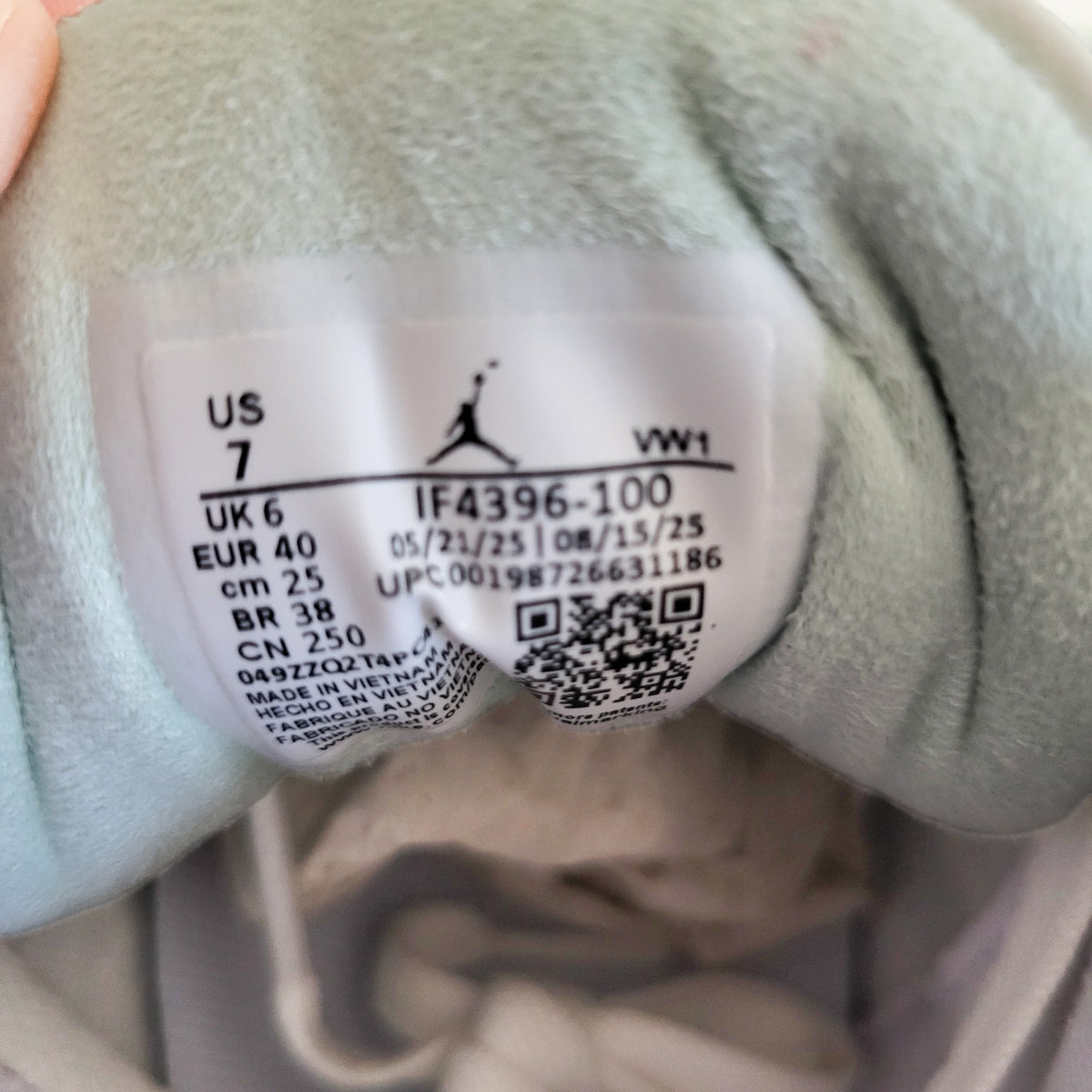 NEW in Box - Nike Air Jordan 3 Retro OG sneakers.  Unisex size 7 (size 8.5 in ladies)