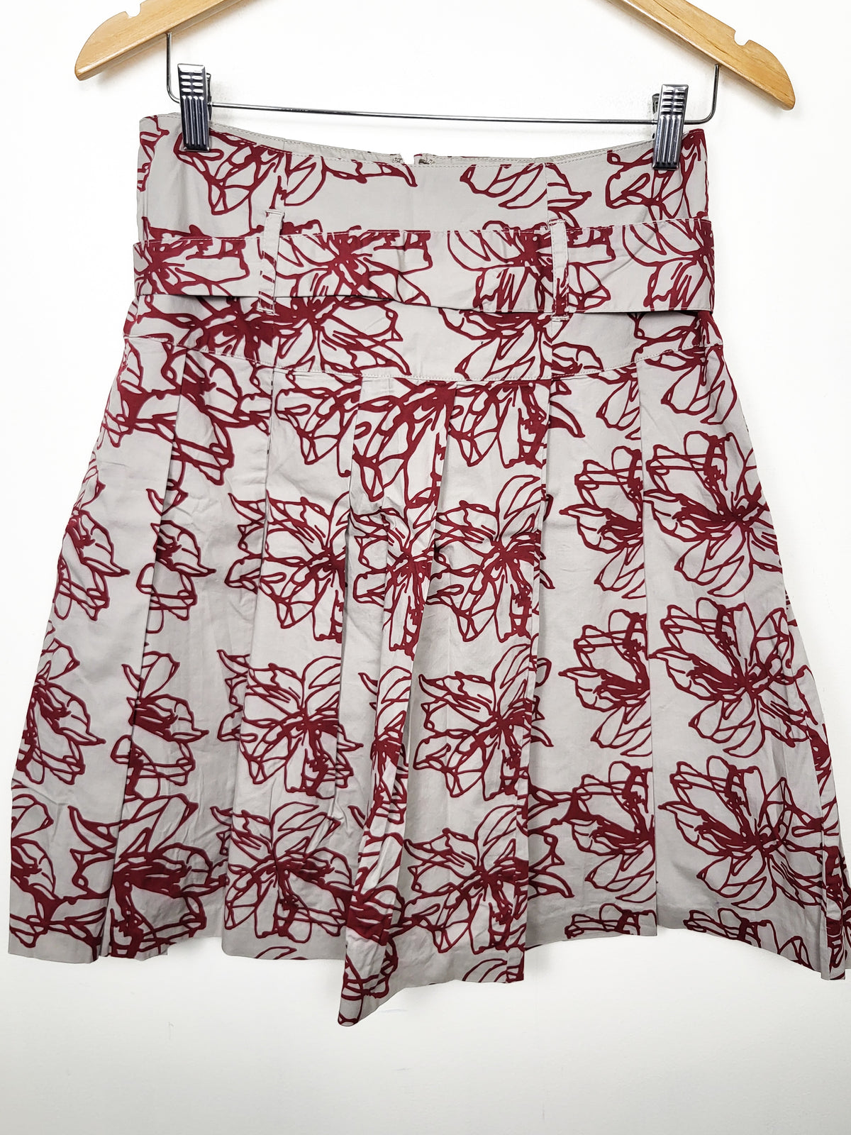 RW and Co grey and red floral print pleated A-line skirt | Size 6