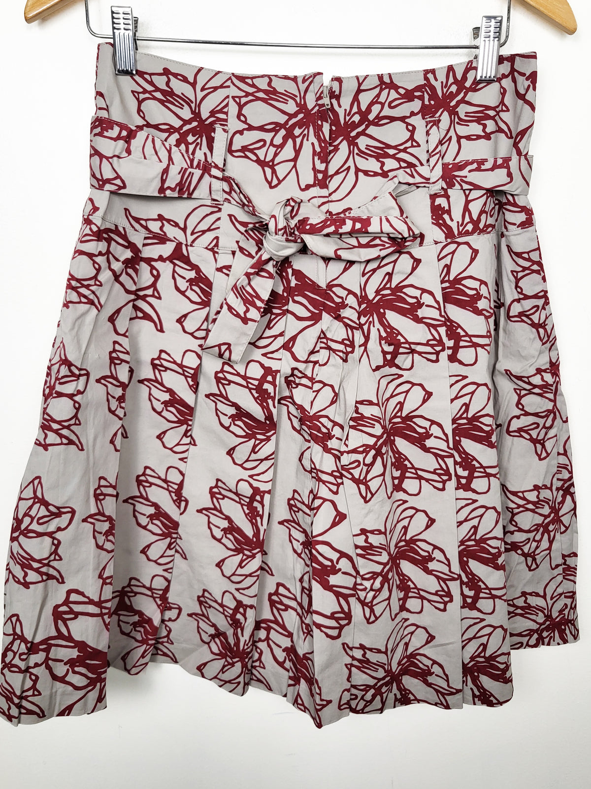 RW and Co grey and red floral print pleated A-line skirt | Size 6