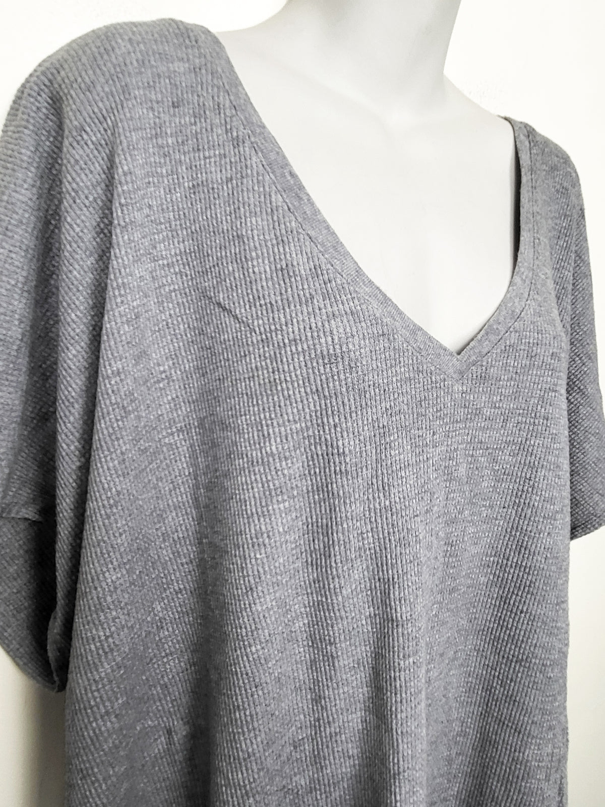 The Group Babaton Aritzia Gray Waffle Women's  Knit Relaxed V-Neck Tee | Size XL