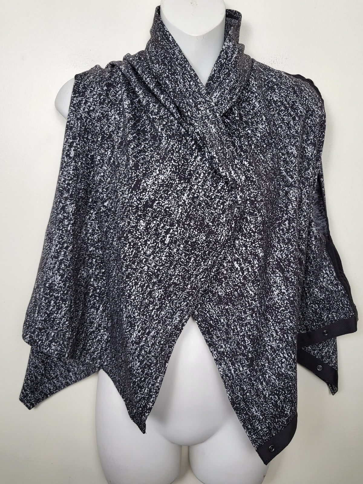Lululemon Jacquard Black and White Vinyasa Wrap | One Size Fits All
