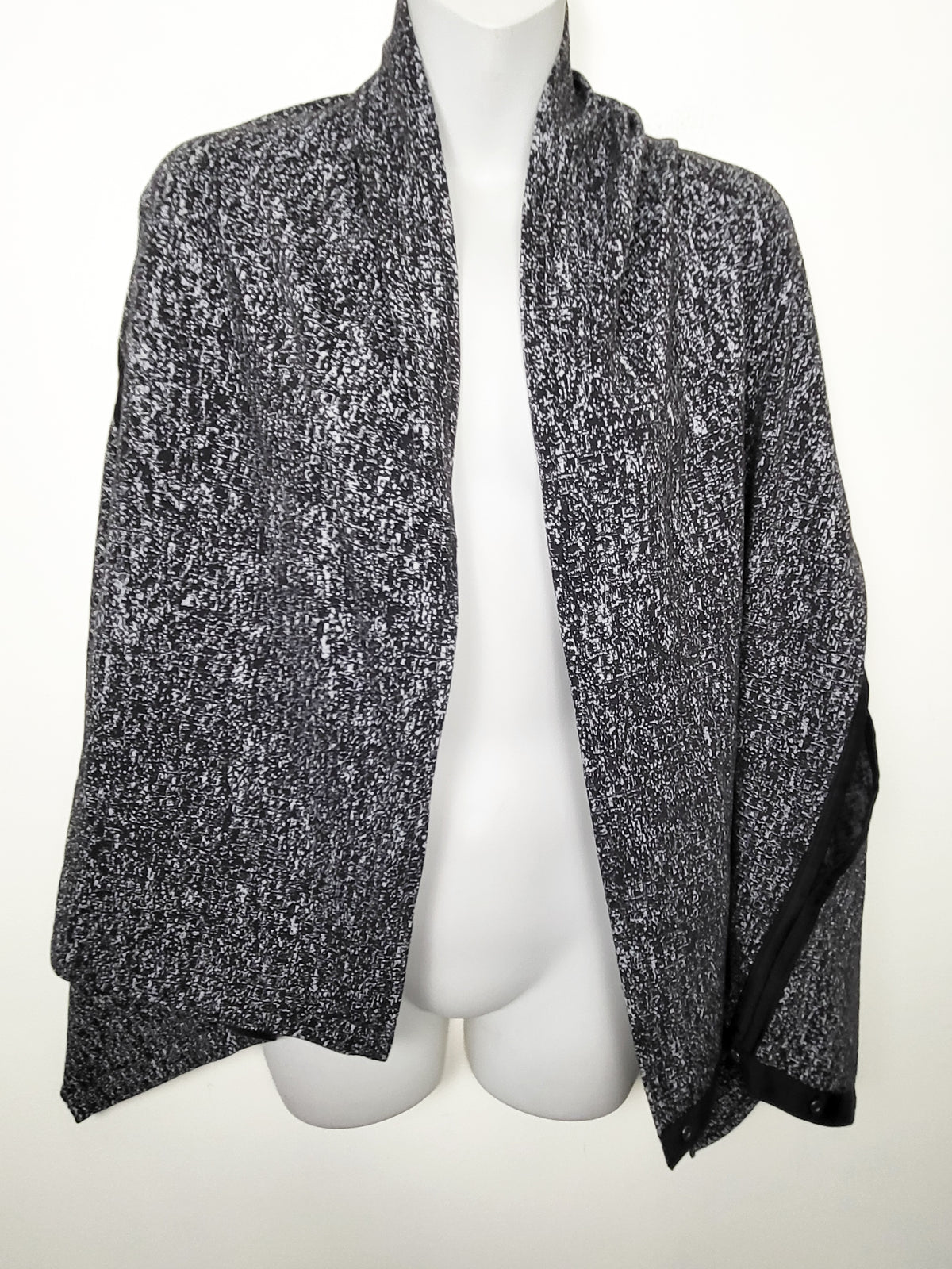 Lululemon Jacquard Black and White Vinyasa Wrap | One Size Fits All