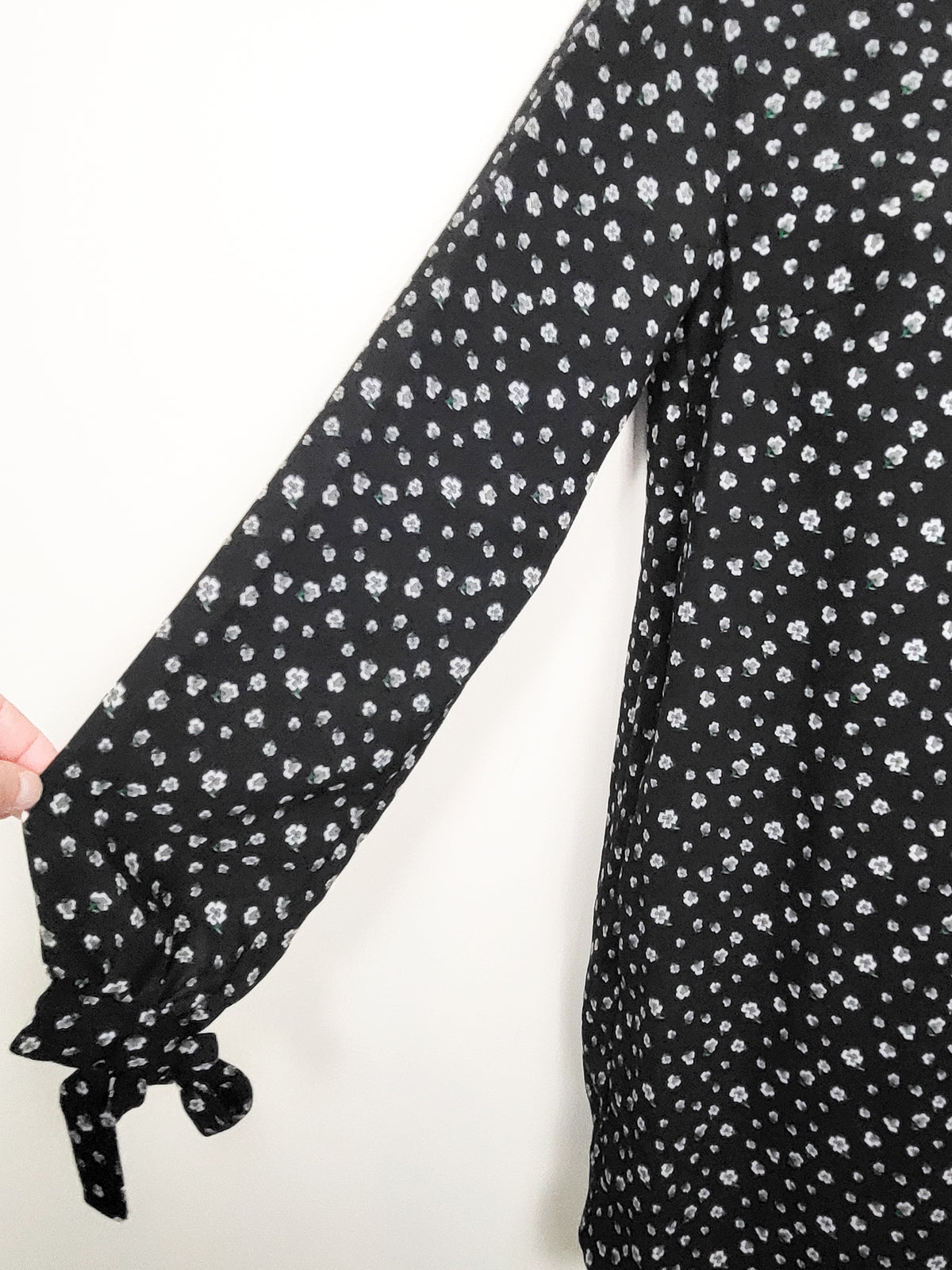 H&M Black Long-Sleeve Ditsy Floral Shift Dress - Size 2