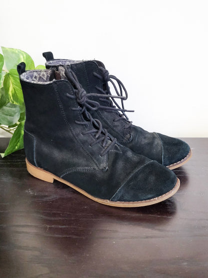 TOMS Shoes Women's Black Alpa Suede Lace-Up Ankle Boots - Size 6.5