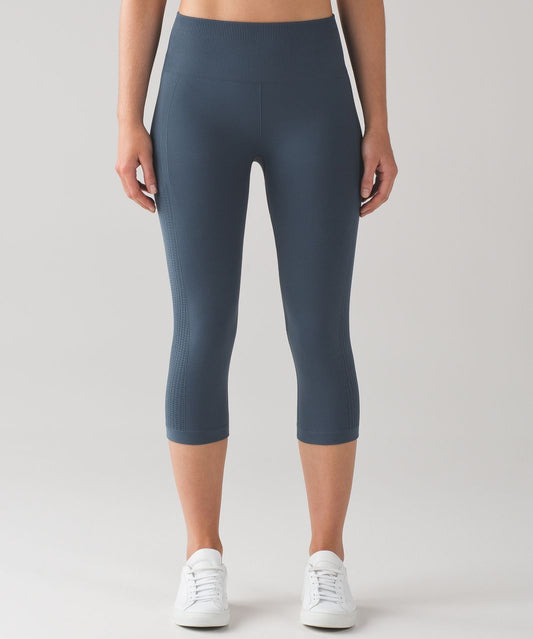 ESZ2 - Lululemon blue Flow & Go crop leggings in Astro Blue colour. Size 4